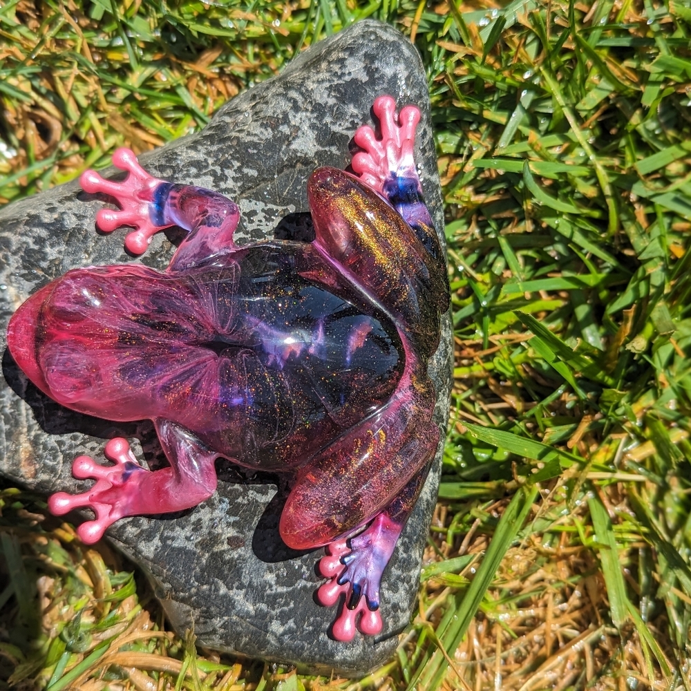 Resin frog pink gold purple chameleon powder. Hand Crafted - Picture 3 of 5